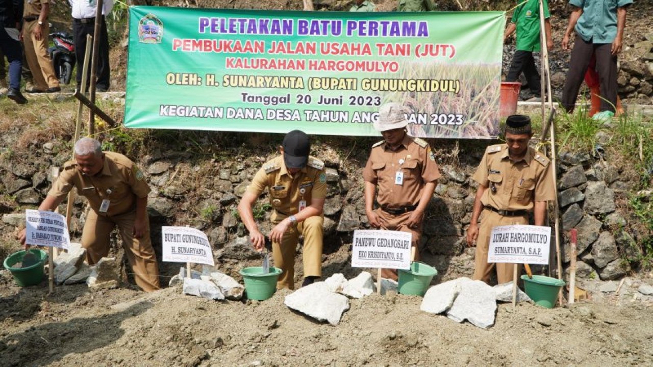 Bupati Gunungkidul Sunaryanta meletakkan batu pertama pembangunan jalan usaha tani di Gedangsari. (ANTARA/HO-Humas Pemkab Gunungkidul)