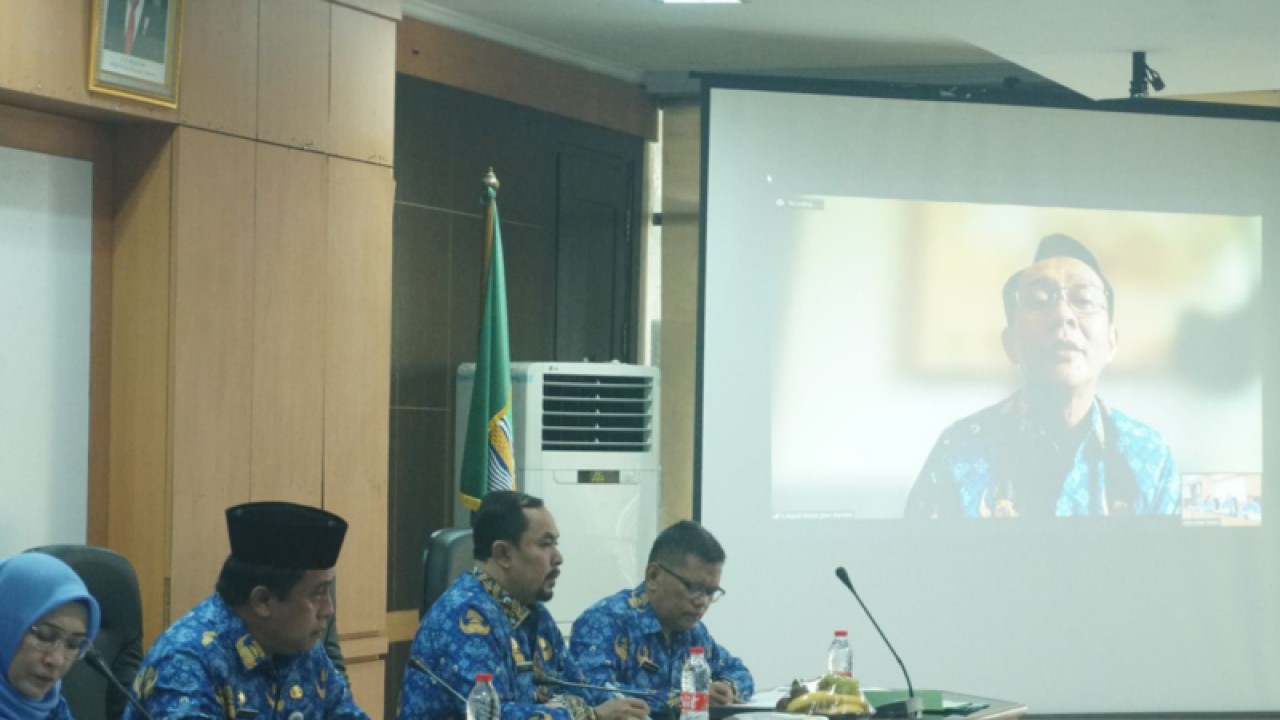 Penjabat Bupati Bekasi, Jabar, Dani Ramdan memberikan arahan secara daring saat rapat pimpinan bersama perangkat daerah di Ruang Rapat KH. Raden Ma'mun Nawawi, Kompleks Pemkab Bekasi, di Cikarang, Senin (19/6/2023). (FOTO ANTARA/Pradita Kurniawan Syah).