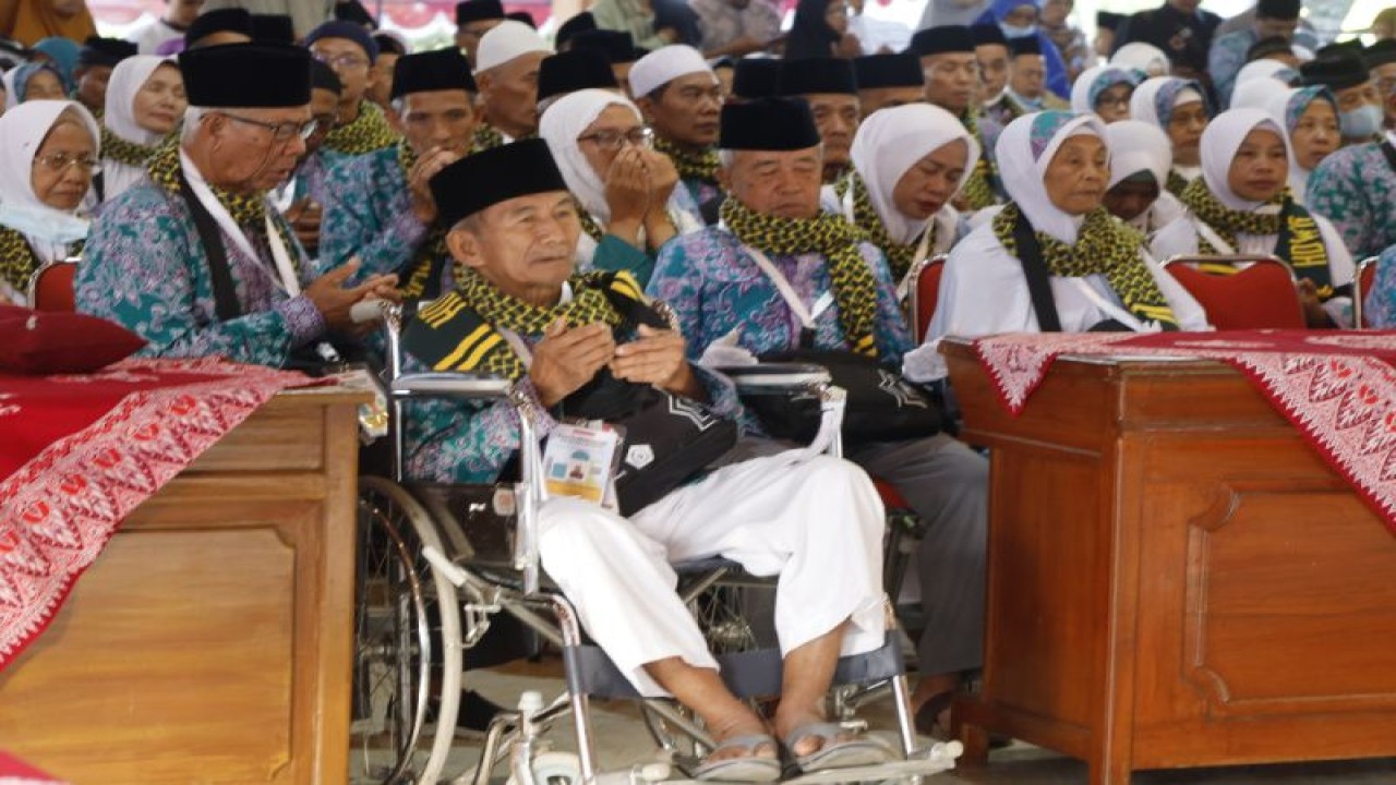 Jamaah calon haji asal Kabupaten Bantul, Daerah Istimewa Yogyakarta saat pelepasan di Pendopo Parasamya Bantul, DIY, Selasa (6/6/2023) (ANTARA/HO-Humas Pemkab Bantul)