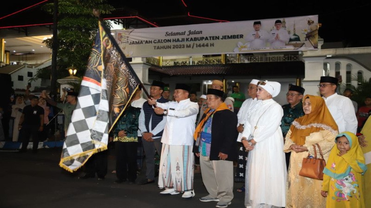 Bupati Jember Hendy Siswanto melepas keberangkatan jamaah calon haji Jember di depan Pendapa Wahyawibawagraha Jember, Selasa (13/6/2023) dini hari. (ANTARA/HO-Diskominfo Jember)