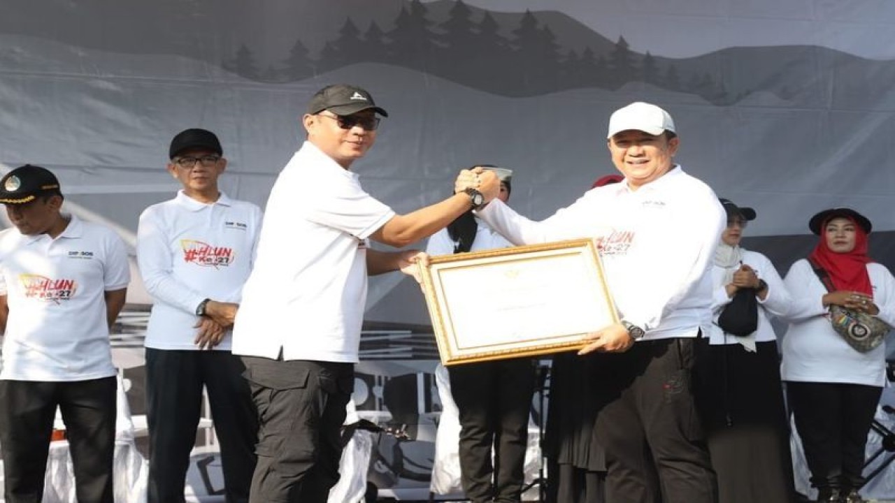 Bupati Jember Hendy Siswanto (kanan) bersama Kepala Dinas Sosial Jember Akhmad Helmi Luqman memegang penghargaan dari Mensos dalam kegiatan peringatan Hari Lanjut Usia Nasional (HLUN) di Alun-alun Kabupaten Jember, Jatim, Senin (5/6/2023). (FOTO ANTARA/HO-Diskominfo Jember)
