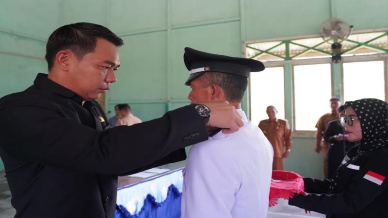Bupati Kapuas Hulu Fransiskus Diaan melantik kepala desa di Kecamatan Pengkadan Kabupaten Kapuas Hulu Kalimantan Barat, Selasa (6/6/2023). ANTARA/HO-Prokopim Setda Kapuas Hulu. (Teofilusianto Timotius)