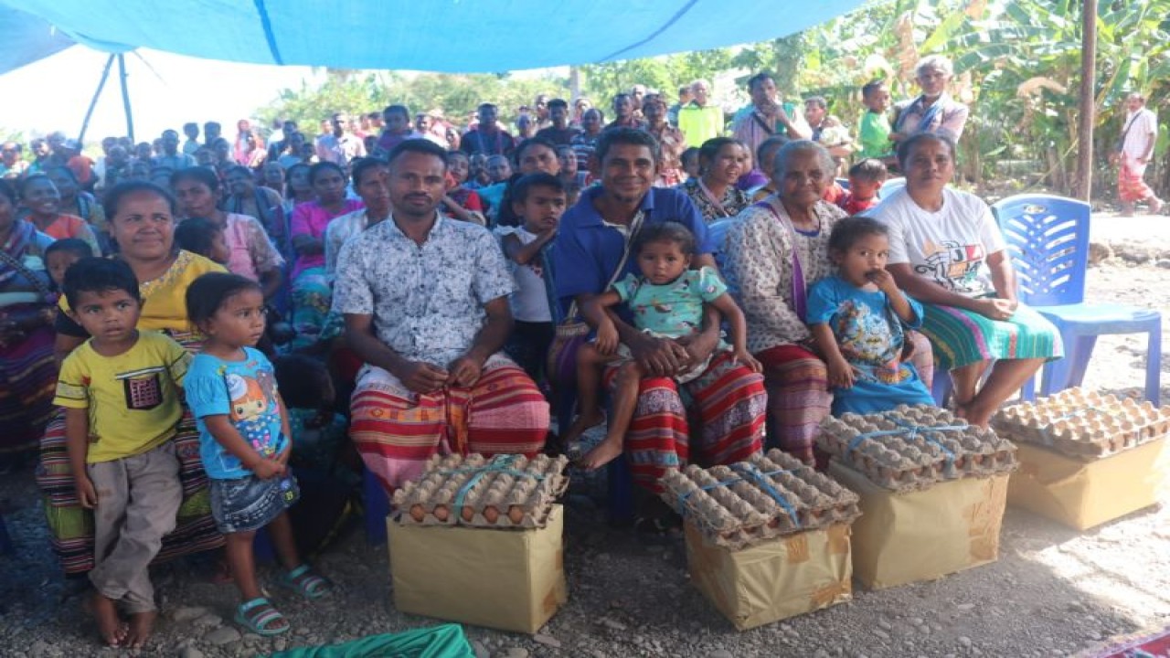 Pemerintah Kabupaten Kupang Provinsi Nusa Tenggara Timur memberikan bantuan makanan tambahan kepada para orang tua yang memiliki anak stunting di Kecamatan Amfoang Barat Daya sebagai upaya mengatasi stunting. (ANTARA/HO-Prokompim setda Kabupaten Kupang)