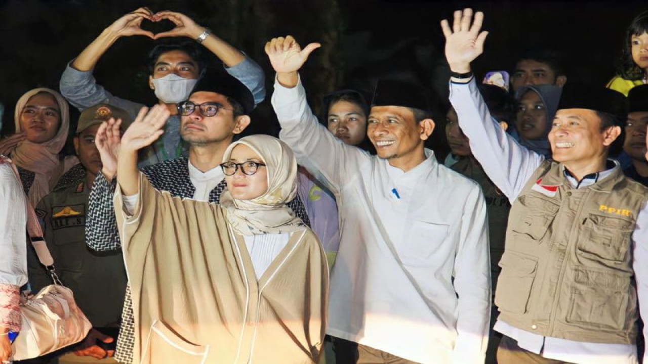 Bupati Lebak Iti Octavia Jayabaya (depan) melepas keberangkatan 382 calon haji ke Mekkah, Arab Saudi, Kamis (8/6/2023). ANTARA/HO-Humas Pemkab Lebak