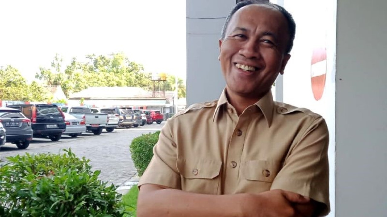 Bupati Lombok Barat Fauzan Khalid memberikan keterangan pers usai memenuhi panggilan penyidik kejaksaan terkait kasus dugaan korupsi pada PT AMGM di Gedung Kejati NTB, Mataram, Senin (26/6/2023). ANTARA/Dhimas B.P.