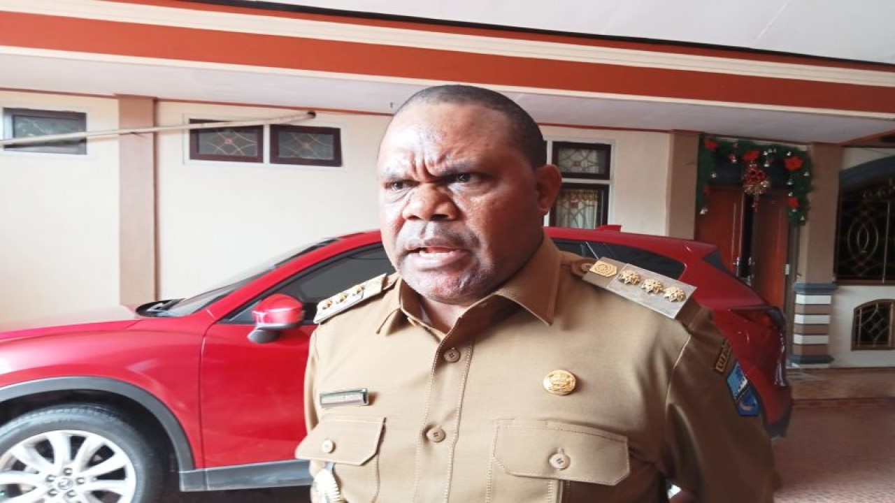 Bupati Manokwari Hermus Indou saat diwawancara awak media di Manokwari, Papua Barat, Senin. ANTARA/Fransiskus Salu Weking.
