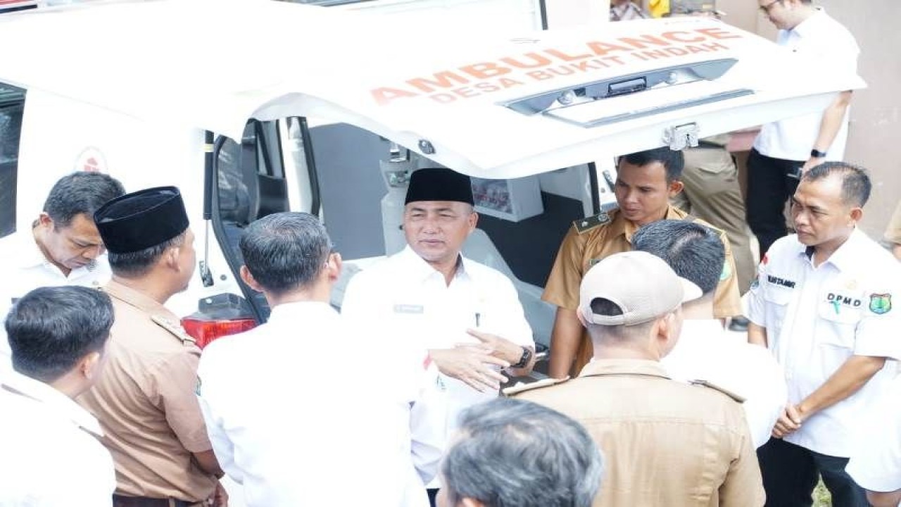 Penjabat Bupati Muba Sumsel Apriyadi Mahmud mengecek kondisi ambulan yang baru diantarnya untuk warga di Kecamatan Plakat Tinggi Muba, (ANTARA/HO/Diskominfo)