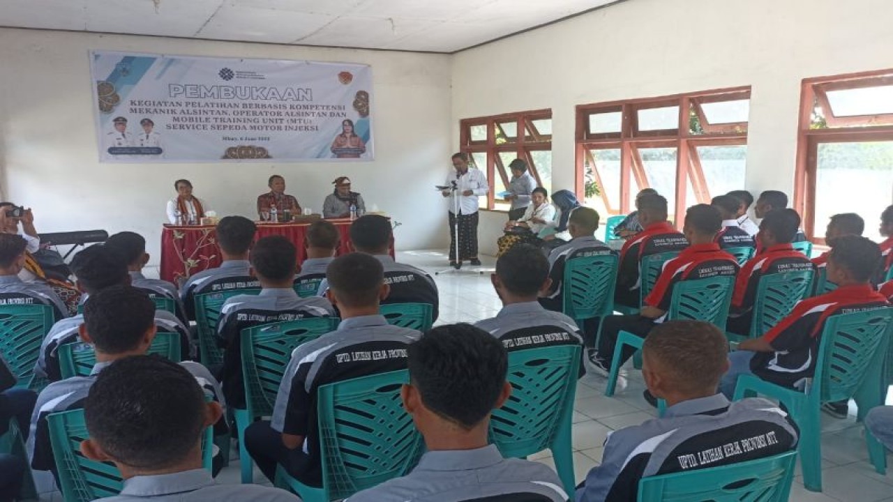 Pelatihan berbasis kompetensi kerja sama Pemerintah Kabupaten Nagekeo dan UPTD Balai Latihan kerja Provinsi NTT di Mbay, Kabupaten Nagekeo, Selasa (6/6/2023). (FOTO ANTARA/HO-Pemkab Nagekeo)
