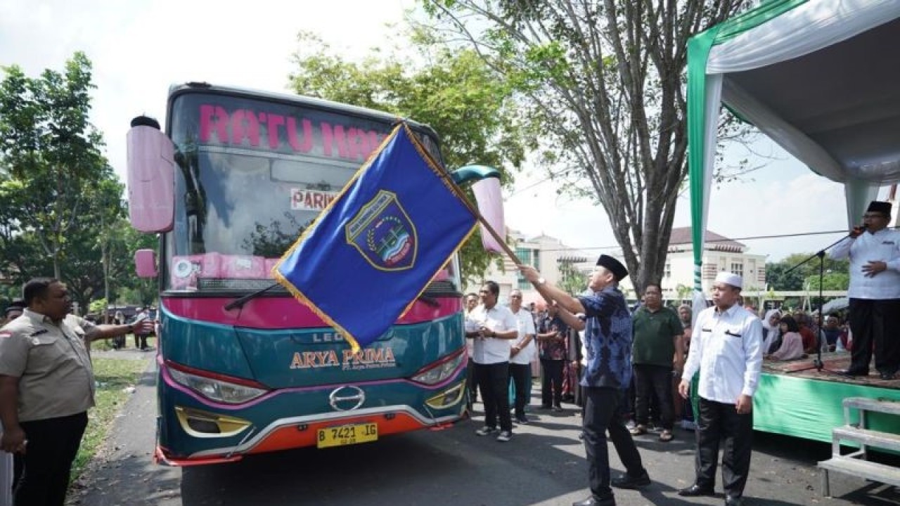 Bupati OKU Timur Lanosin Hamzah melepas keberangkatan JCH ke tanah suci, Kamis. (ANTARA/Edo Purmana/23)