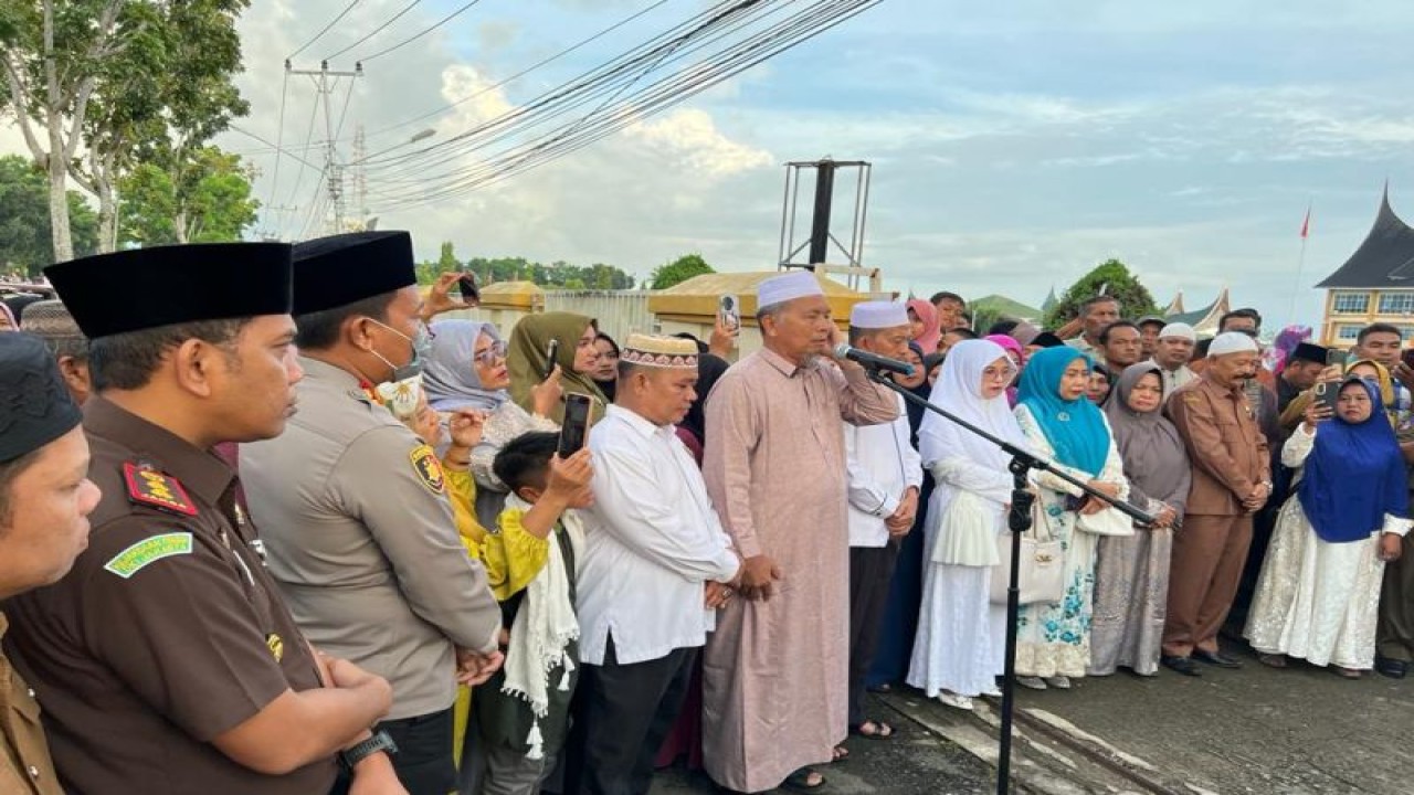 Bupati Pasaman Barat Hamsuardi saat mengumandangkan azan saat melepas keberangkatan calon haji ke Mekkah, Selasa.