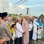 Bupati Pasaman Barat Hamsuardi saat mengumandangkan azan saat melepas keberangkatan calon haji ke Mekkah, Selasa.-1686048729