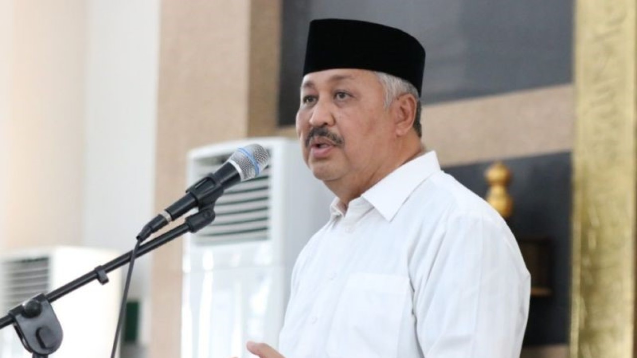 Bupati Pinrang Irwan Hamid melepas keberangkatan jamaah calon haji dari daerah itu, Selasa (20/6/2023). ANTARA/HO-Pemkab Pinrang