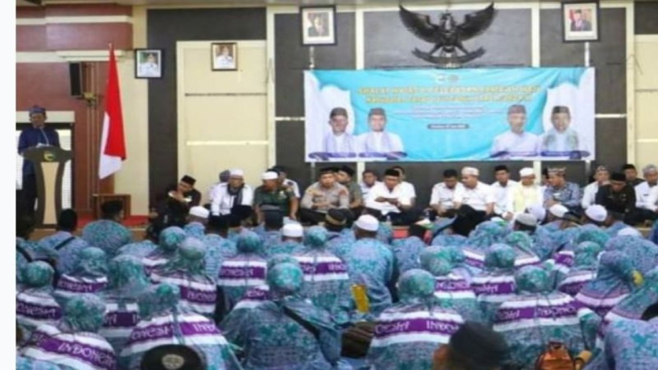 Bupati Tanah Laut HM Sukamta melepas secara resmi Jamaah Calon Haji Kabupaten Tanah Laut Tahun 1444 Hijriah/2023, di Balairung Tuntung Pandang Pelaihari, Rabu (7/6/2023). (ANTARA/HO-Diskominfo Tanah Laut).