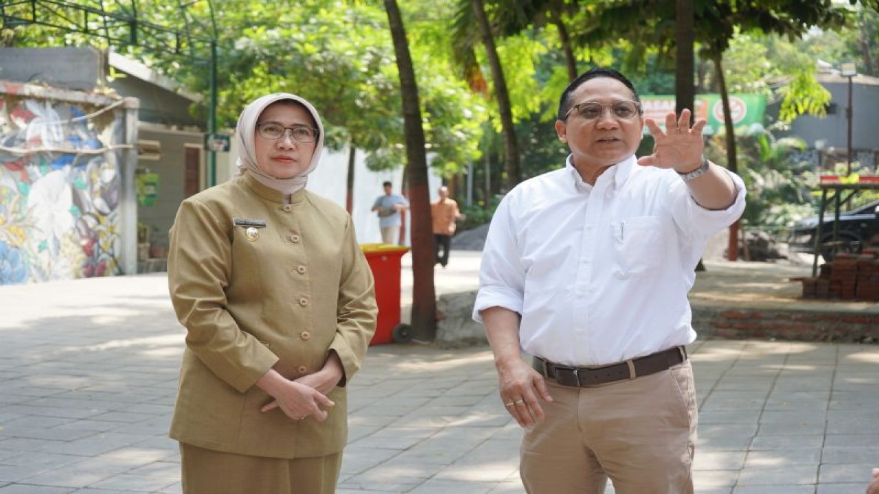 Wakil Bupati Lumajang Indah Amperawati (kiri) bertemu Direktur Utama PDTS KBS Choirul Anwar saat berkunjung ke KBS, Senin (5/6/2023). (ANTARA/HO-Diskominfo Lumajang)