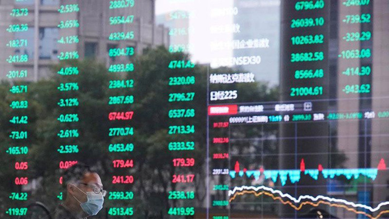 Ilustrasi - Seorang pria yang mengenakan masker terlihat di dalam gedung Bursa Efek Shanghai, China. ANTARA/REUTERS/Aly Song/aa.