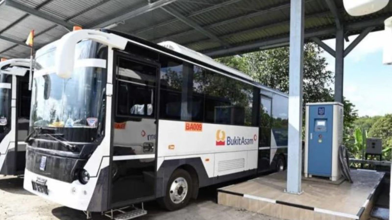 Arsip - Salah satu bus listrik untuk antarjemput karyawan di Pelabuhan Tarahan, Lampung. (ANTARA/HO-Humas PTBA)
