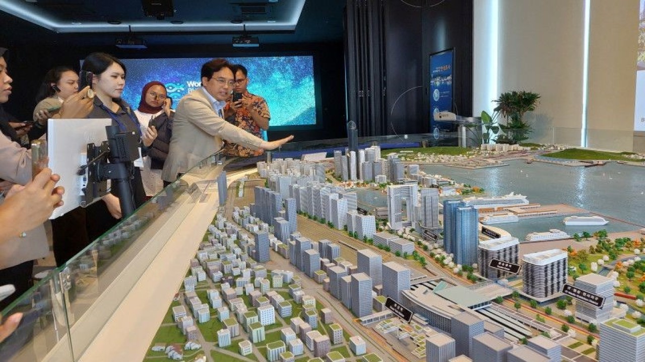 Direktur di Busan Metropolitan City Hwang Hyun-ki (jas krem) saat memberi penjelasan tentang area pelabuhan Kota Busan kepada peserta Indonesian Nex Generation Journalist Network on Korea di Busan, Korea Selatan, Kamis (1/6). (ANTARA/Natisha Andarningtyas)