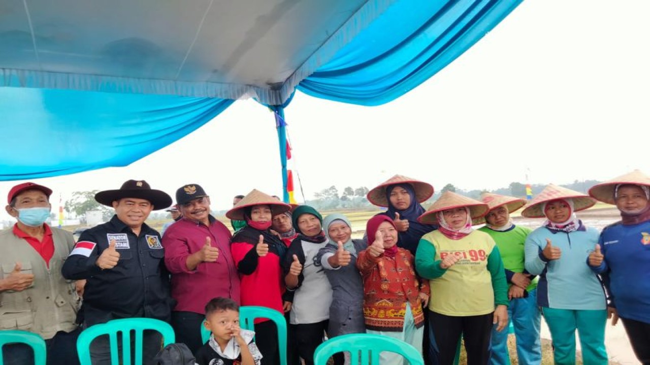 Bustami Zainudin bersama sejumlah petani. (ANTARA/HO-DOK pribadi)
