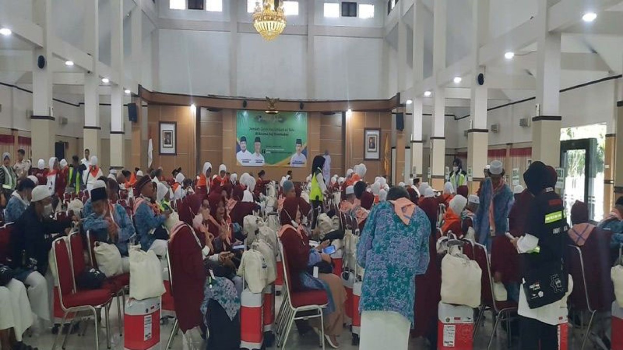 Ratusan calon haji asal Cilacap dan Purbalingga tergabung kloter 71 proses persiapkan pemberangkatan di Gedung Muzdalifah Asrama Haji Donohudan Boyolali, Kamis (15/6/2023). ANTARA/Bambang Dwi Marwoto.