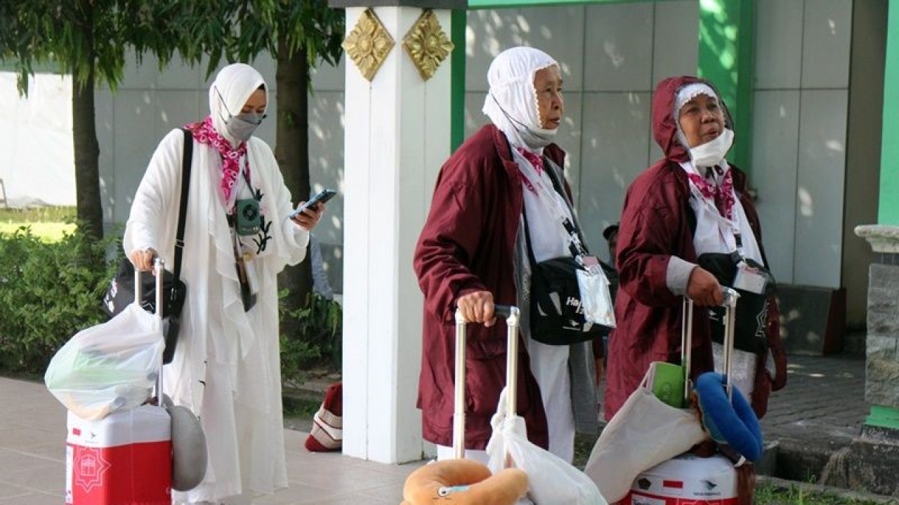 Sejumlah jamaah calon haji asal Kota Surakarta dan Kabupaten Bantul tergabung kloter 52 proses persiapan keberangakatan ke Tanah Suci, di Asrama Haji Donohudan Boyolali, Jumat (9/6/2023). (ANTARA/Bambang Dwi Marwoto)