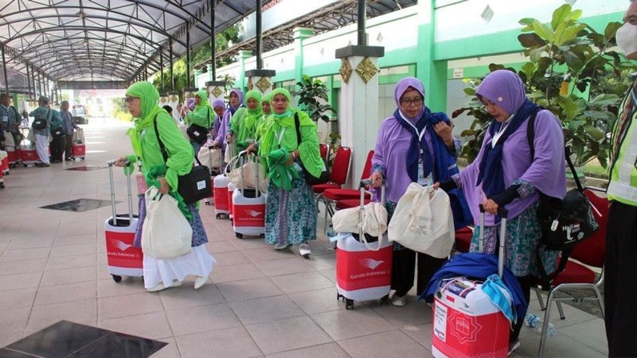 Sejumlah jamaah calon haji asal Batang yang tergabung kloter 42 Embarkasi Solo proses pemeriksaan sebelum diberangkatkan ke Tanah Suci, di Asrama Haji Donohudan Boyolali, Jateng, Selasa (6/6/2023). ANTARA/Bambang Dwi Marwoto.