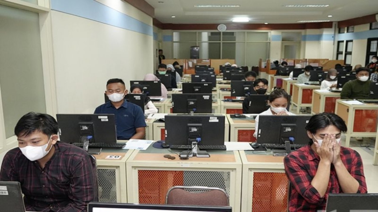 Calon mahasiswa baru mengikuti Seleksi Nasional Berbasis Tes (SNBT) di Unpad. (ANTARA/HO-Unpad)