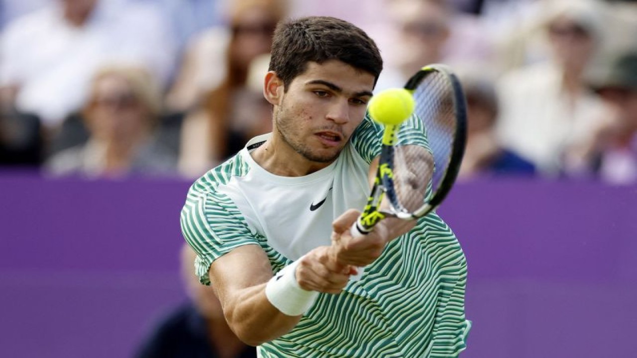 Petenis Spanyol Carlos Alcaraz beraksi dalam pertandingan babak 32 besar turnamen Queen's Club melawan petenis Prancis Arthur Rinderknech di Queen's Club, London, Inggris, Rabu (20/6/2023). (ANTARA/Reuters/Peter Cziborra)