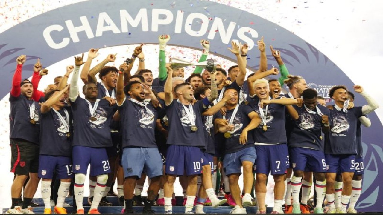 Para pemain Timnas Amerika Serikat merayakan keberhasilan mereka menjuarai Concacaf Nations League usai mengalahkan Kanada dengan skor 2-0 pada partai final di Stadion Allegiant, Las Vegas, Nevada, Minggu (18/6/2023). (ANTARA/Getty Images via AFP/LOUIS GRASSE)