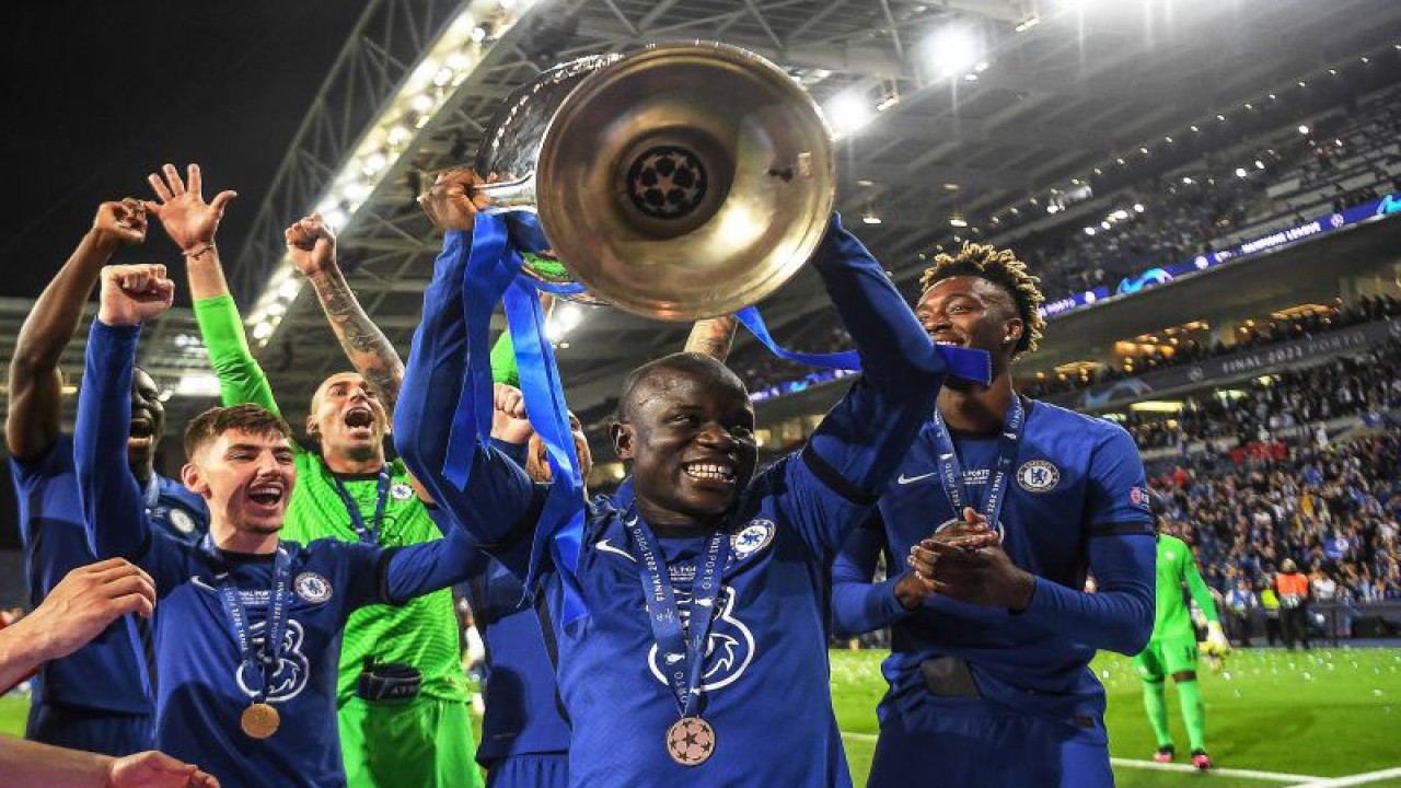 Pemain Chelsea N'Golo Kante (tengah) saat mengangkat piala Liga Champions setelah mengalahkan Manchester City di laga final Dragao stadium, Porto pada 29 Mei 2021. ANTARA/AFP/DAVID RAMOS