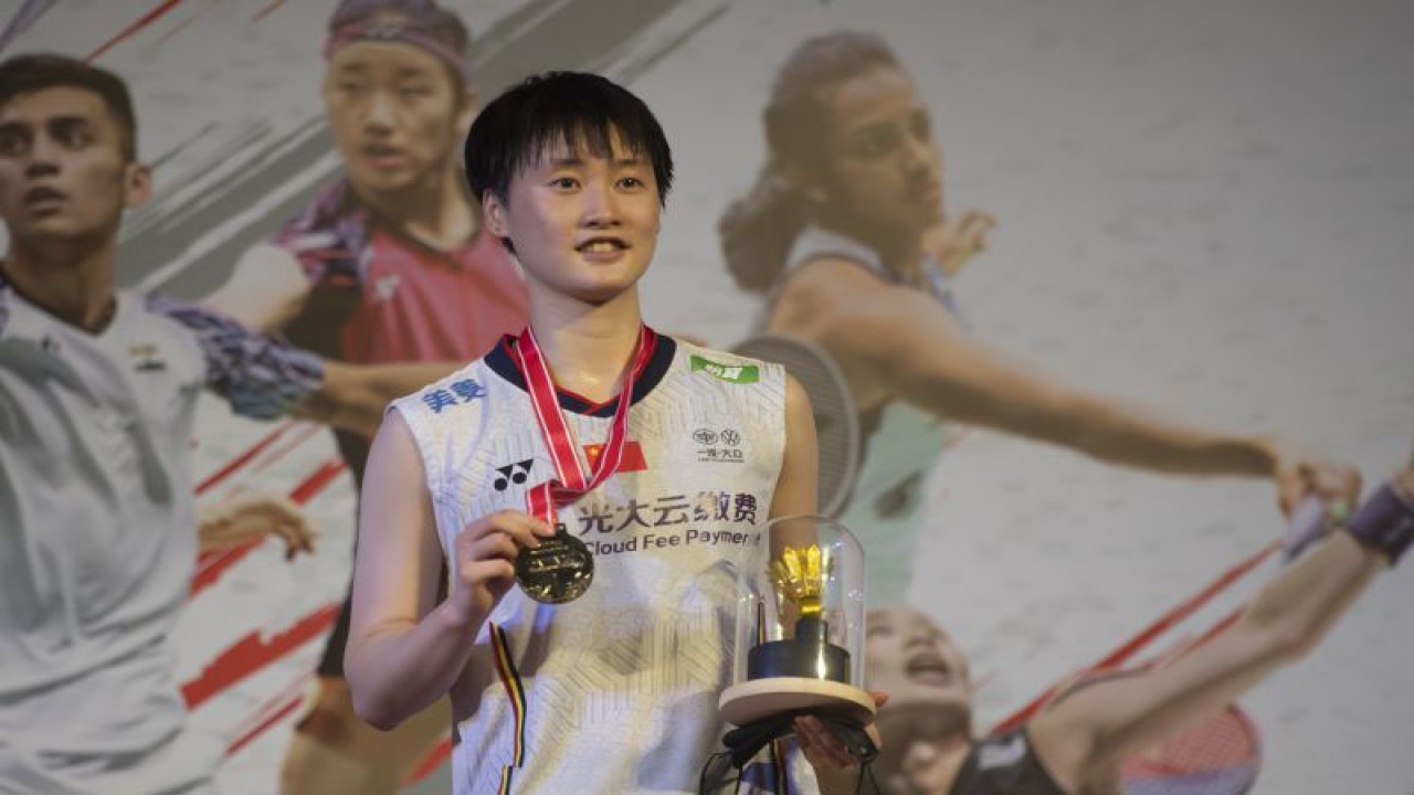 Pebulu tangkis tunggal putri Cina Chen Yu Fei berpose usai menerima medali emas pada babak final Daihatsu Indonesia Masters 2022 di Istora Senayan, Jakarta, Minggu (12/6/2022). Chen Yu Fei berhasil menjadi juara Indonesia Masters 2022 setelah mengalahkan pebulu tangkis putri Thailand Ratchanok Intanon dengan skor 21-16, 18-21 dan 21-15. ANTARA FOTO/Muhammad Adimaja/aww. (ANTARA FOTO/MUHAMMAD ADIMAJA)