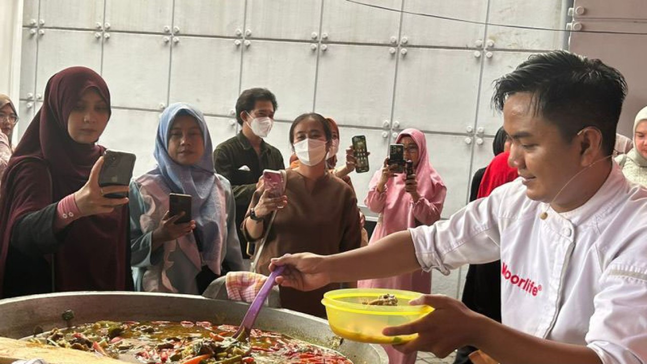 Chef Gilang "MasterChef Indonesia" saat demo memasak tongseng kambing dalam acara "Moorlife Berbagi Berkah Qurban di 38 Provinsi di Indonesia" pada Kamis. (ANTARA/Vinny Shoffa Salma)