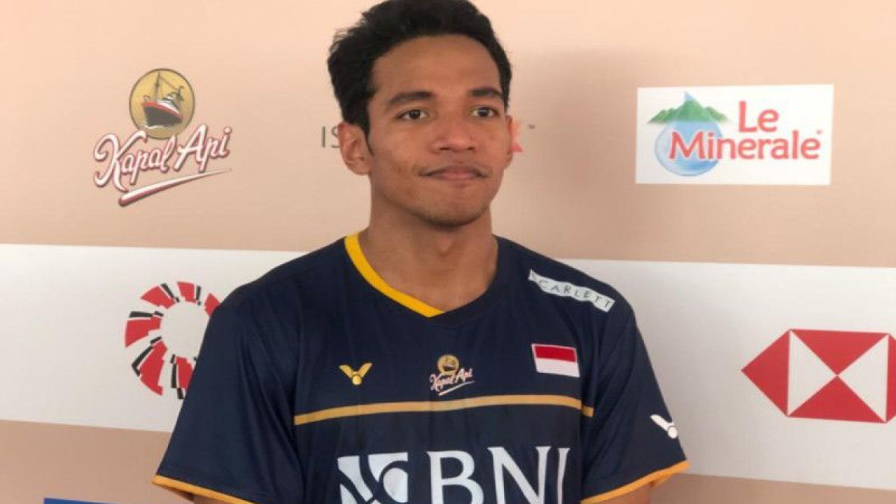 Tunggal putra Chico Aura Dwi Wardoyo dikalahkan juara dunia 2021 Loh Kean Yew pada babak pertama Indonesia Open 2023 dengan skor 15-21, 21-23 di Istora Senayan, Jakarta, Rabu. (ANTARA/Roy Rosa Bachtiar)