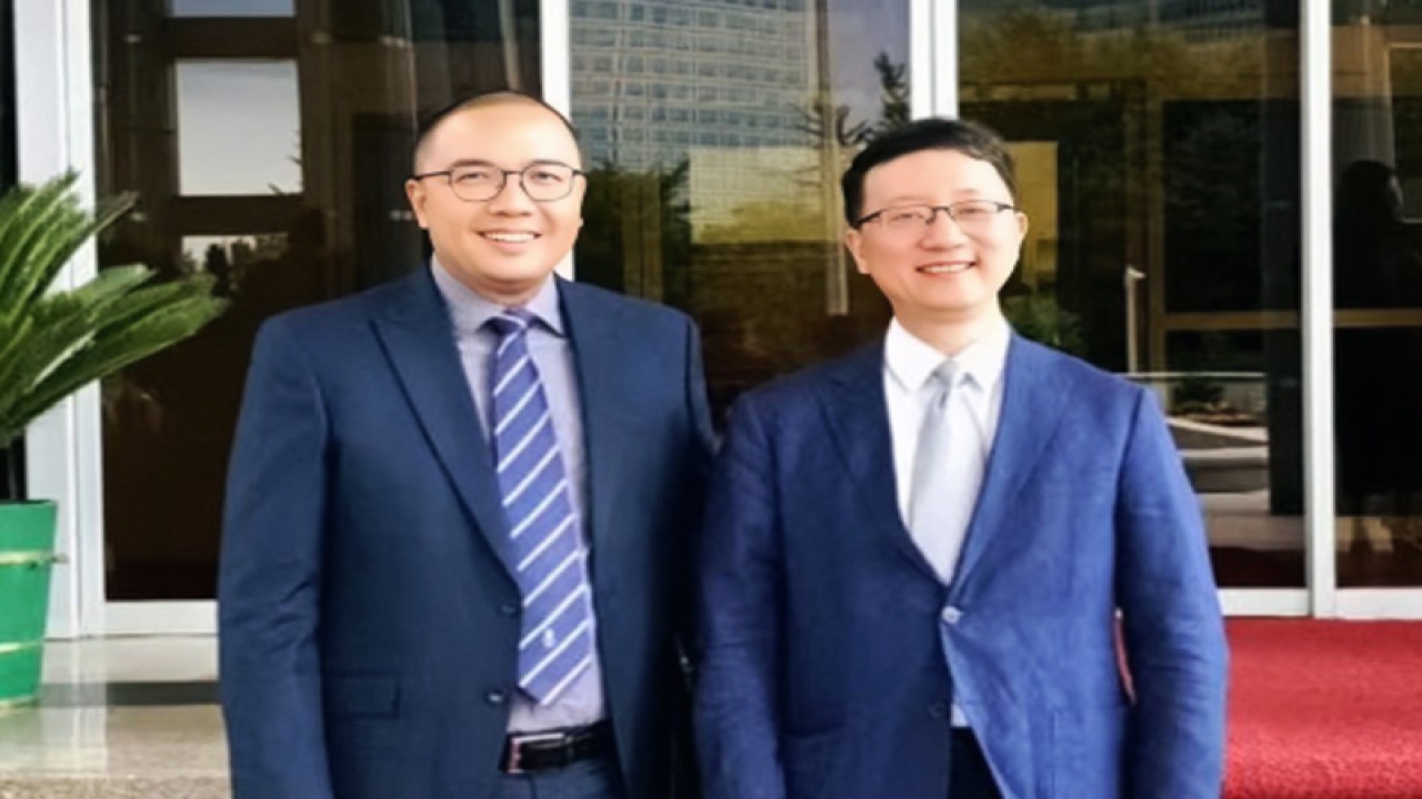 Direktur Asia Timur Kementerian Luar Negeri RI Santo Darmosumarto (kiri) bertemu Direktur Jenderal Asia Kemlu China di Beijing, China, Minggu (11/6/2023). (ANTARA/FMPRC)