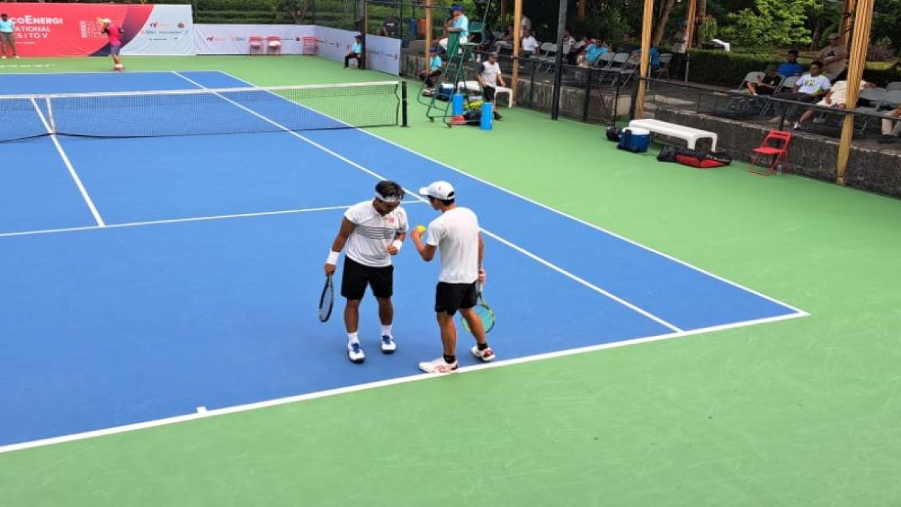 Petenis ganda putra Indonesia Christhoper Rungkat/Nathan Barki beraksi dalam babak semifinal BNI Medcoenergi M25K seri keempat di lapangan tenis hotel Sultan, Jakarta, Jumat (2/6/2023). (ANTARA/HO)