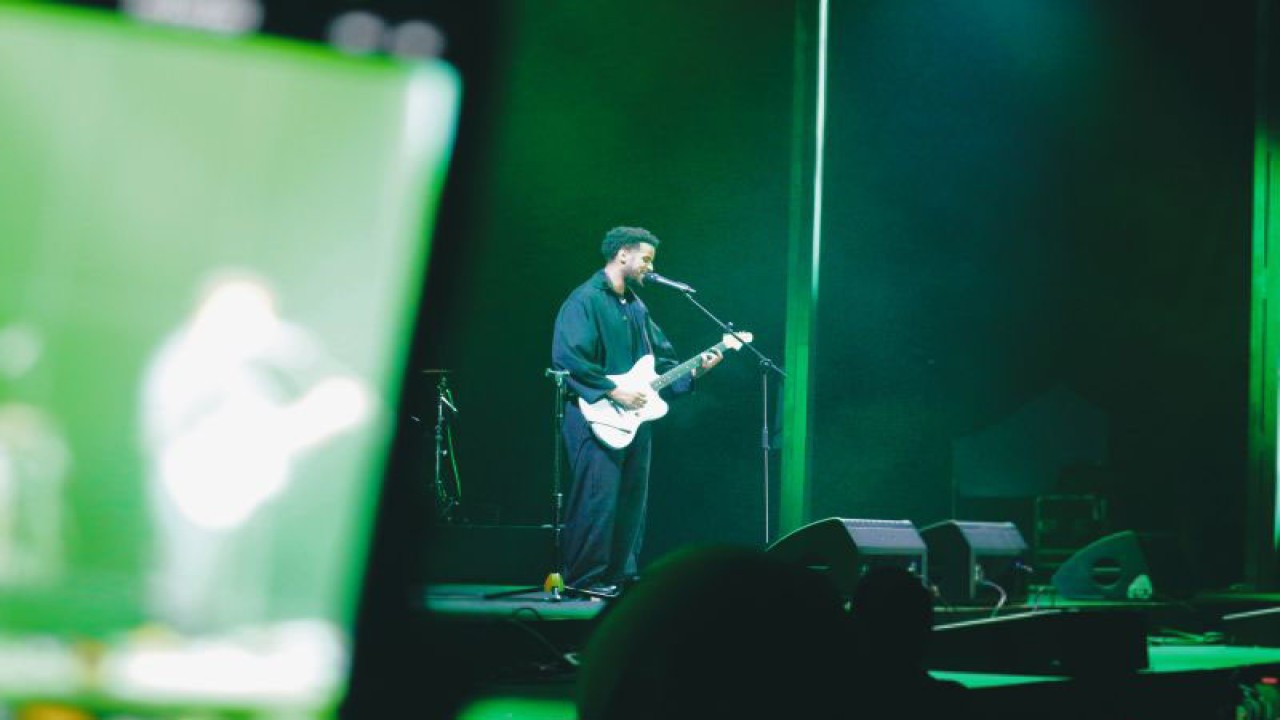 Penyanyi asal Amerika Serikat, Christian Kuria tampil di panggung Java Jazz Festival 2023, Jiexpo Kemayoran, Jakarta Pusat, Minggu (4/6). (ANTARA/Pamela Sakina)
