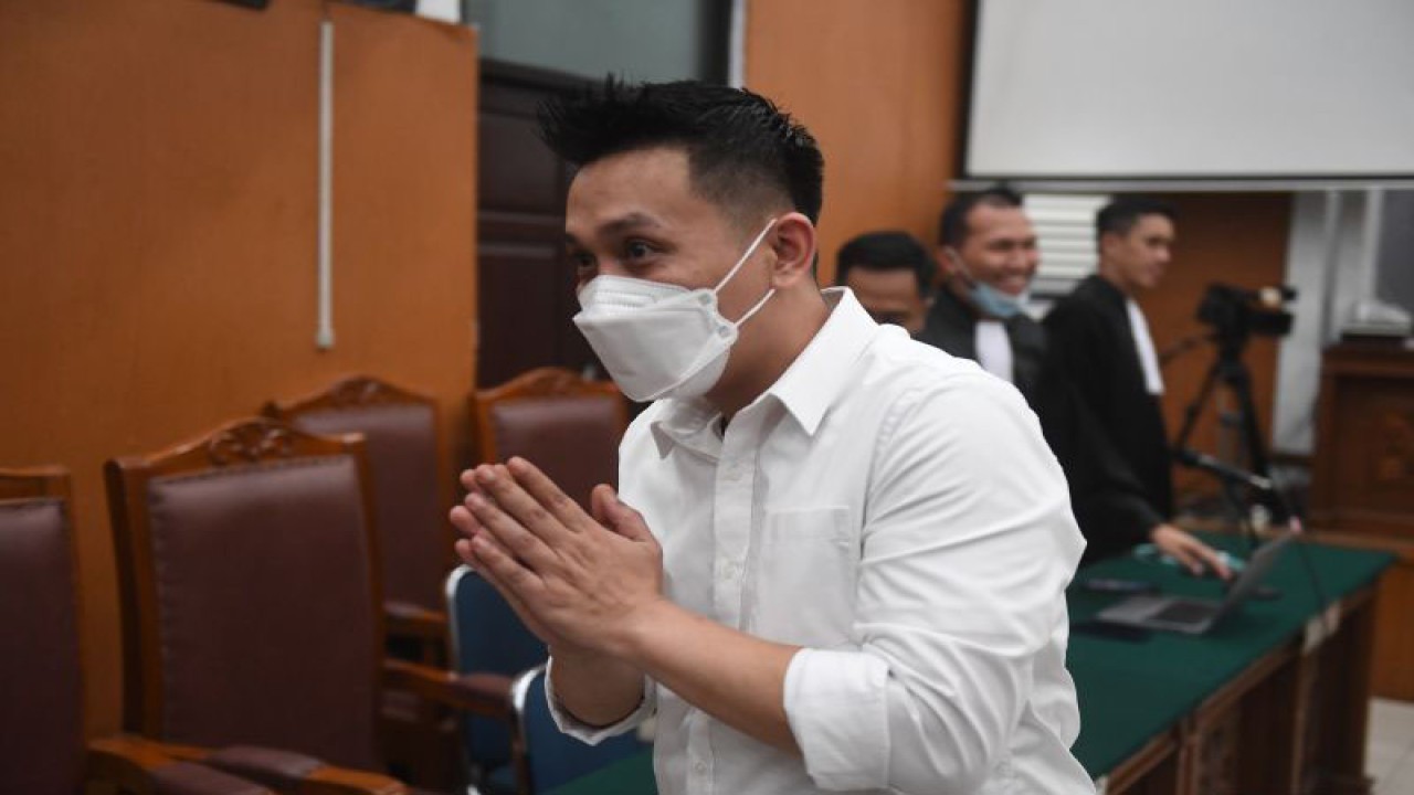 Terdakwa kasus dugaan perintangan penyidikan pada kasus pembunuhan Brigadir Yosua, Chuck Putranto, berjalan keluar usai sidang pembacaan putusan di PN Jakarta Selatan, Jakarta, Jumat (24/2/2023). ANTARA FOTO/Akbar Nugroho Gumay/nym