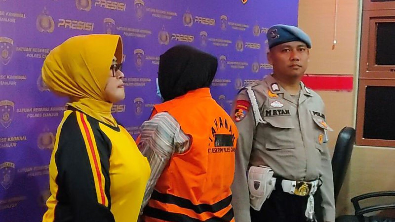 Pemilik rumah Sarifah (39), warga Kecamatan Sukaresmi, Cianjur, Jawa Barat, ditangkap petugas atas dugaan terlibat pengiriman pekerja migran ilegal dari berbagai wilayah, Jumat (9/6/2023). ANTARA/Ahmad Fikri