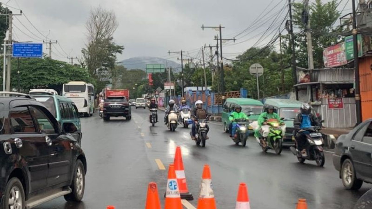 Volume kendaraan yang melintas di jalur utama Cianjur, Jawa Barat, satu hari menjelang Idul Adha mengalami peningkatan, terlihat di Bundaran Tugu Lampu Gentur-By Pass, Rabu (28/6/2023).(ANTARA/Ahmad Fikri).