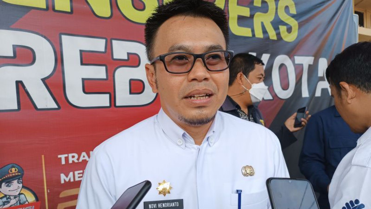 Kepala Disnaker Kabupaten Cirebon Novi Hendrianto memberi keterangan kepada media di Cirebon, Jawa Barat. (ANTARA/Khaerul Izan)