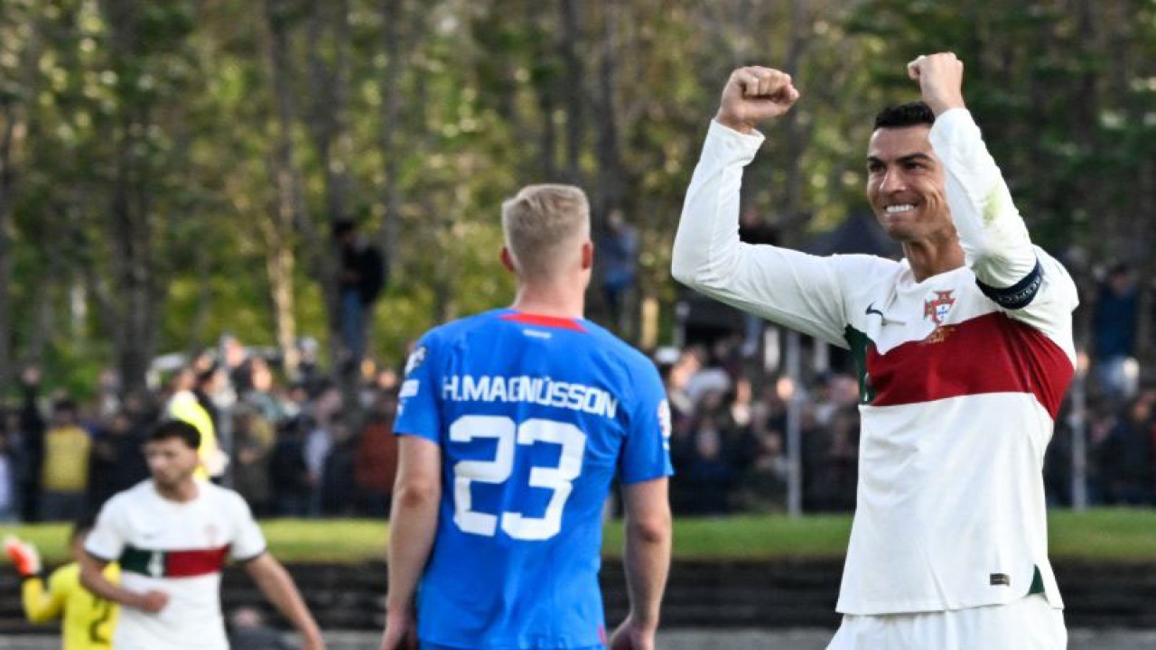 Selebrasi Cristiano Ronaldo (kanan) setelah mencetak gol untuk Portugal dalam pertandingan kualifikasi Euro 2024 melawan Islandia di Reykjavik pada 21 Juni 2023. ANTARA/AFP/HALLDOR KOLBEINS