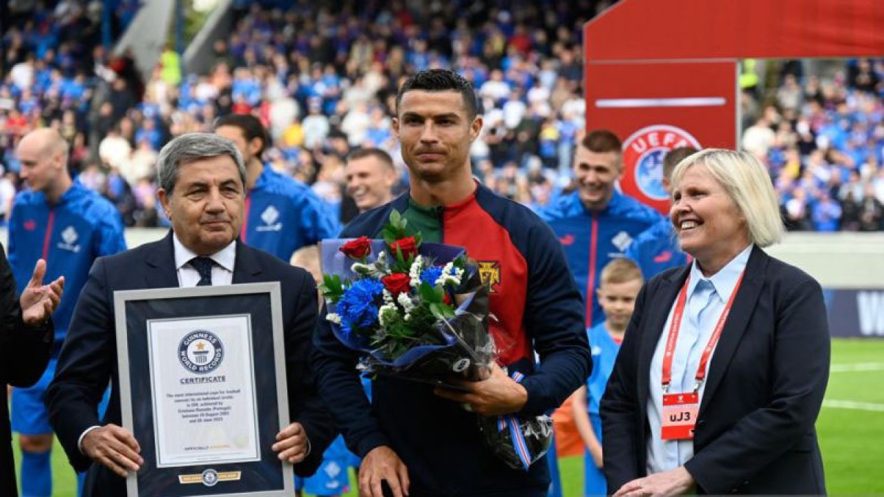 Cristiano Ronaldo (tengah) mendapatkan sertifikan dari Guinness Book of World Records setelah memainkan 200 pertandingan untuk timnas Portugal sebelum laga kualifikasi Euro 2024 melawan Islandia di Reykjavik pada 21 Juni 2023. ANTARA/AFP/Halldor KOLBEINS