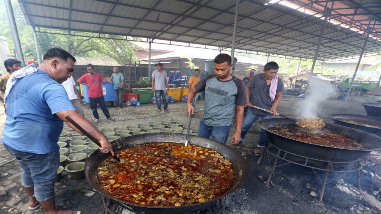 Ilustrasi - Warga memasak menu kuliner tradisional kuah beulangong (kari daging sapi) di Desa Pango Raya, Banda Aceh, Aceh, Sabtu (8/4/2023). ANTARA / Irwansyah Putra/hp.