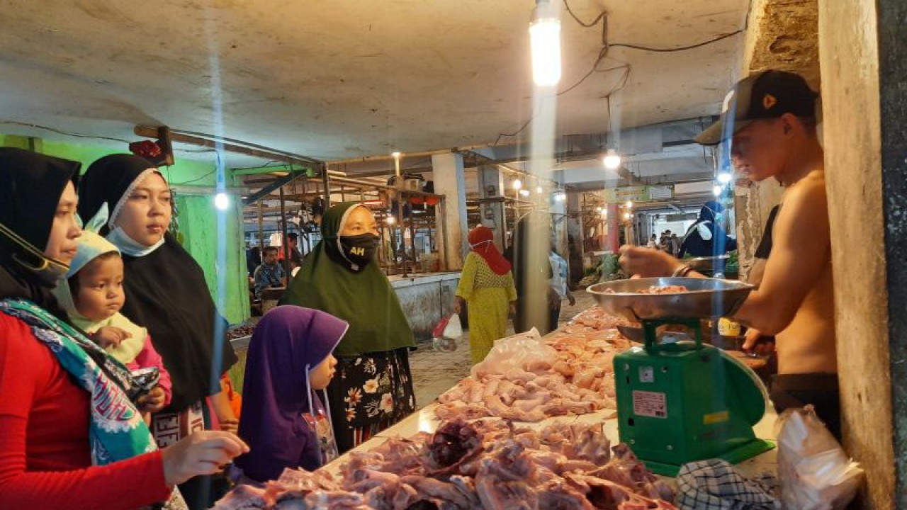 Ilustrasi - Pedagang daging saat melayani pembeli di Pasar Gudang Tigaraksa, Tangerang. (Azmi Samsul Maarif)