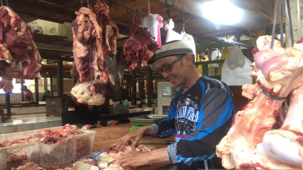 Aktivitas penjual daging sapi di Pasar Flamboyan Pontianak. ANTARA/Dedi