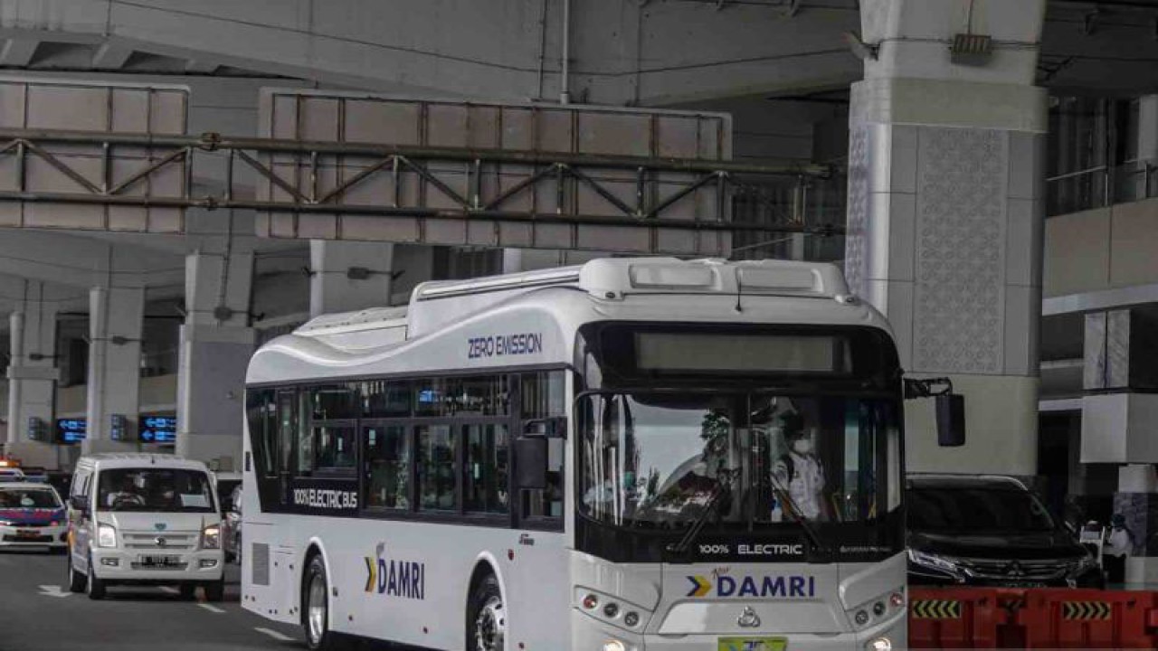 Bus listik Damri melintas usai diluncurkan di Bandara Soekarno Hatta, Tangerang, Banten, Kamis (25/11/2021). Perum Damri meluncurkan bus listrik untuk angkutan penumpang rute bandara sebagai bentuk komitmen dalam mendorong penggunaan bus listrik berbasis baterai hingga 20 persen dari populasi kendaraan di Indonesia pada 2025 dan penurunan emisi gas buang hingga 29 persen pada 2030. ANTARA FOTO/Fauzan/rwa.