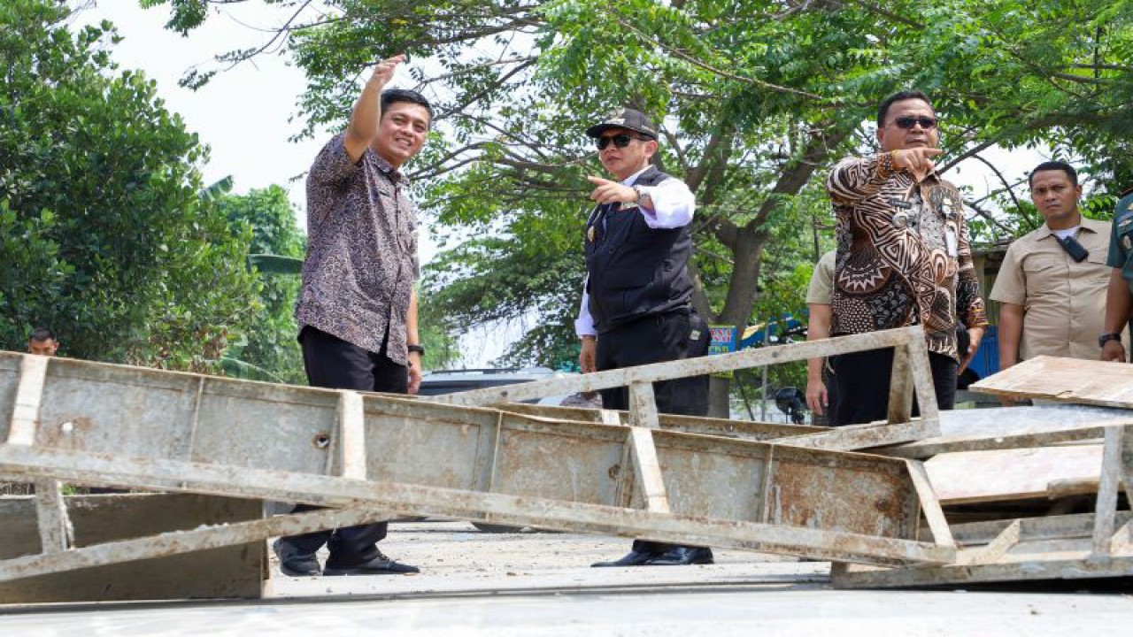 Penjabat Bupati Bekasi Dani Ramdan meninjau progres perbaikan jalan di Ruas Wanasari-Cibitung pada Kamis (22/6/2023). (ANTARA/Pradita Kurniawan Syah).