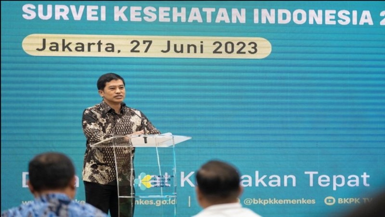 Wakil Menteri Kesehatan RI Dante Saksono Harbuwono saat berpidato dalam pembukaan Rapat Koordinasi Teknis Survei Kesehatan Indonesia 2023 di Gedung Kemenkes RI, Jakarta, Selasa (27/6/2023). (ANTARA/Andi Firdaus).