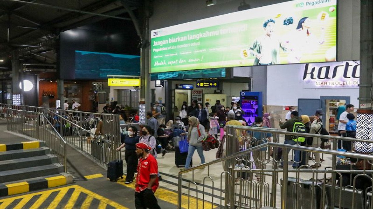 Kepadatan penumpang di salah satu stasiun di Daop 6 Yogyakarta saat libur panjang akhir pekan, 1-4 Juni. (ANTARA/HO-Daop 6 Yogyakarta)