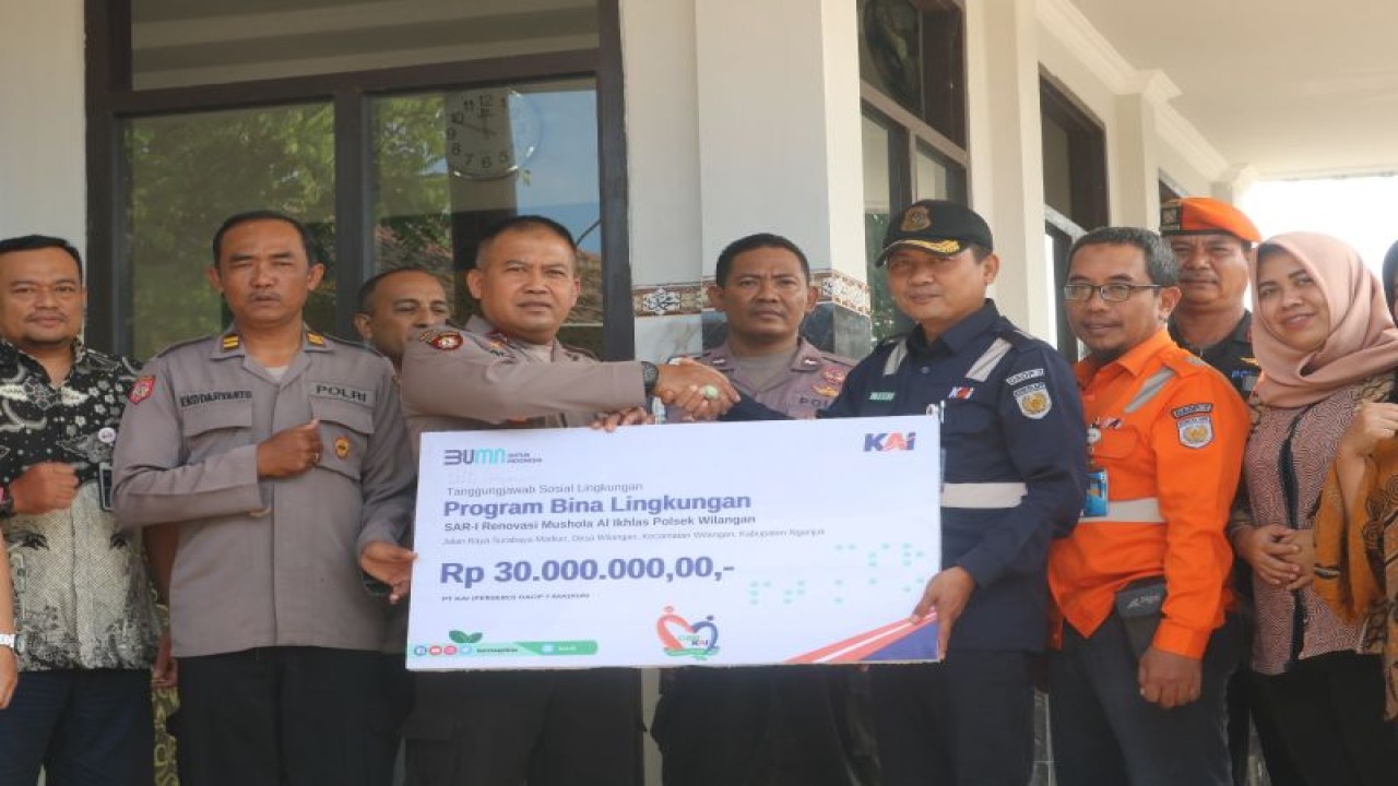 Manager Pengamanan Daop 7 Madiun Yudi Prihanto didampingi tim TJSL Daop 7 Madiun menyerahkan bantuan untuk renovasi Mushala Al-Ikhlas Polsek Wilangan kepada Kapolsek Wilangan Iptu Soesilo di Wilangan, Nganjuk, Jatim, Selasa (27/6/2023). ANTARA/HO-Humas Daop 7 Madiun