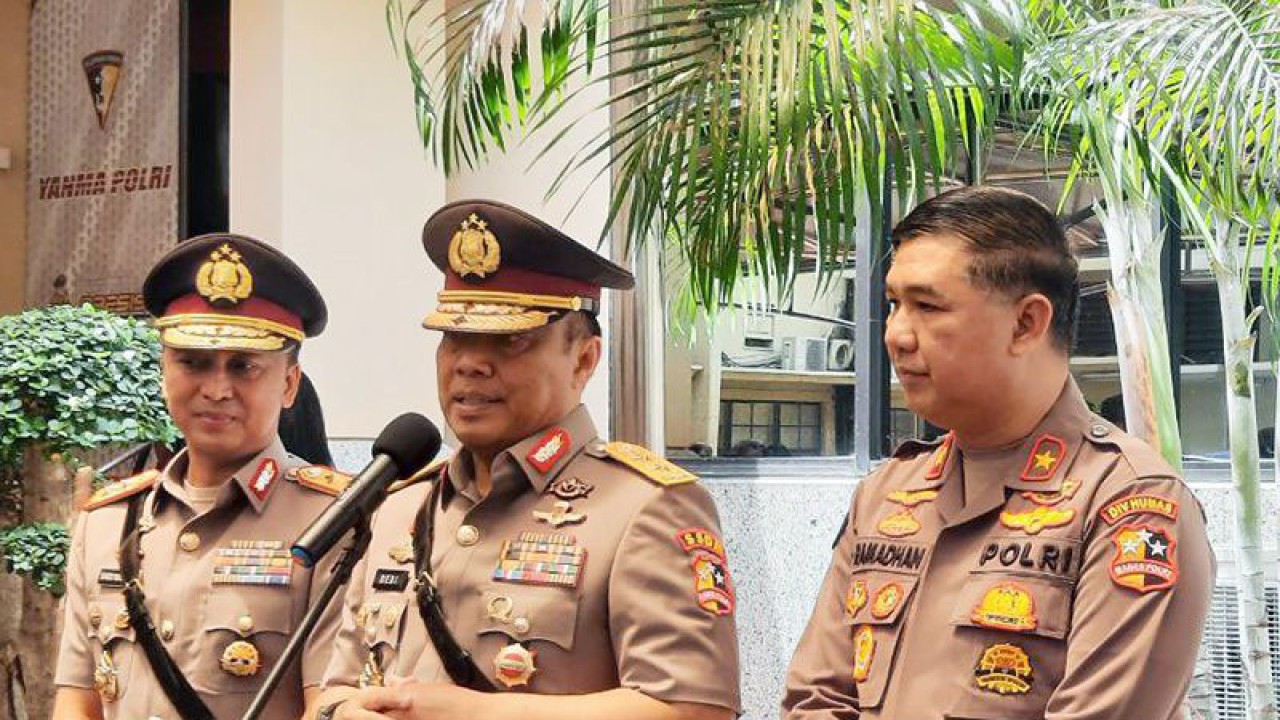 Asisten SDM Irjen Pol. Dedi Prasetyo (tengah) didampingi Kadiv Humas Polri Irjen Pol. Sandi Nugroho dan Karopenmas Divisi Humas Polri Brigjen Pol. Ahmad Ramadhan memberikan keterangan kepada media usai serah terima jabatan di Mabes Polri, Jakarta, Jumat (31/3/2023). ANTARA/Laily Rahmawaty/aa.